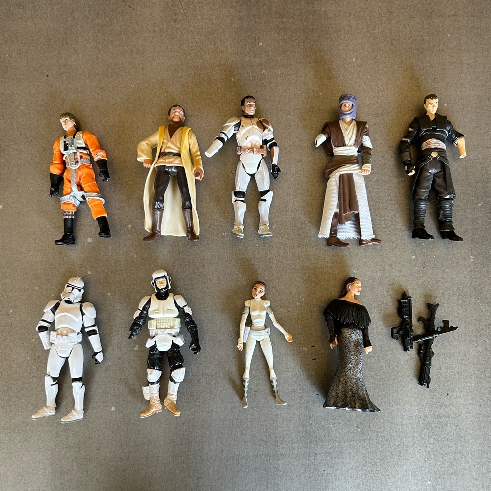 Set of 9 Star Wars Figures. Some missing hands- see photos. Lots of play left!